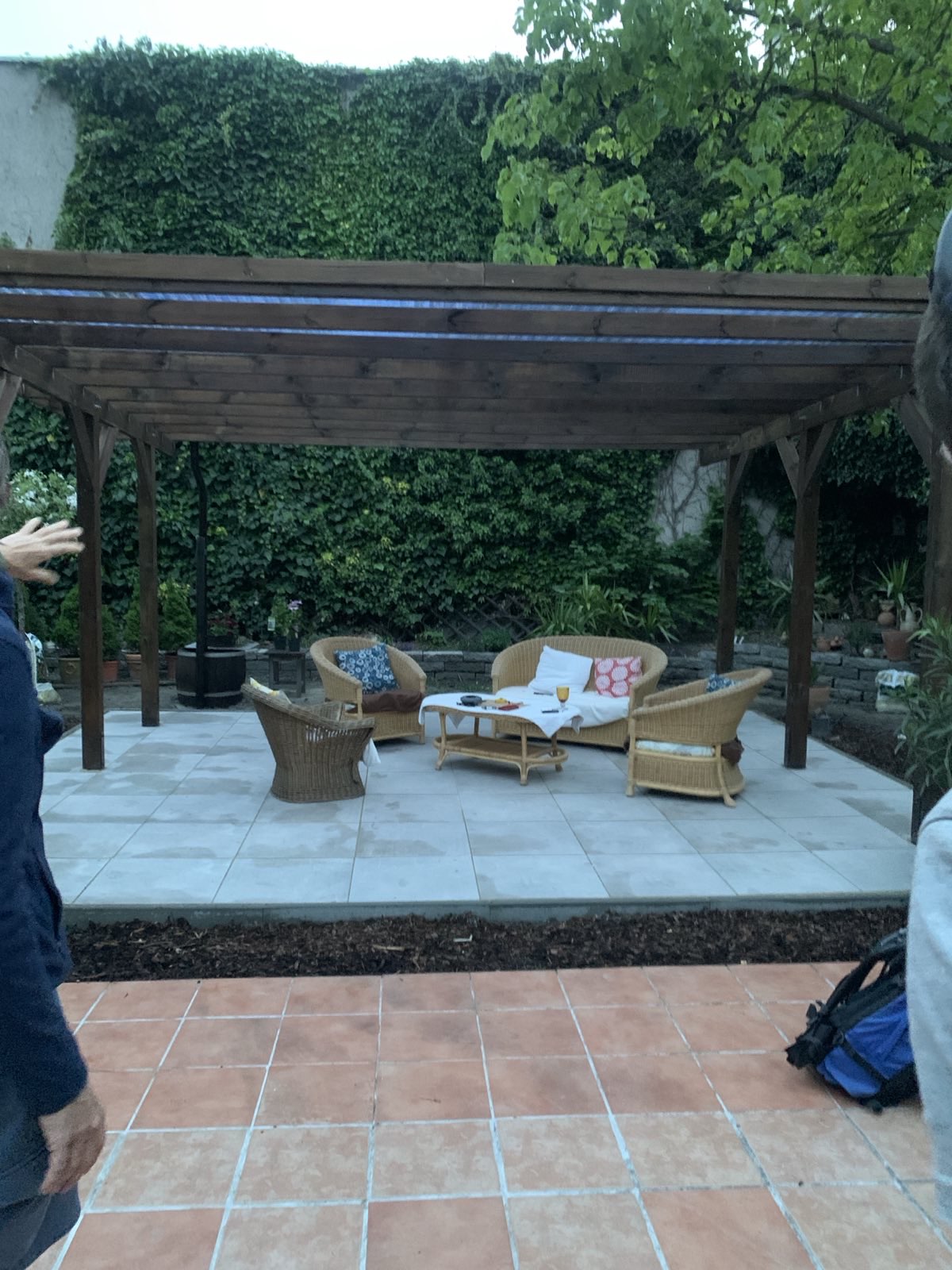 Zeigt eine große Pergola mit Sitzgarnitur