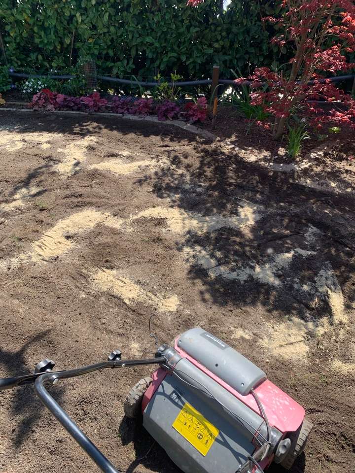 Bodenvorbereitung, Sand und Bodenaktivator einarbeiten