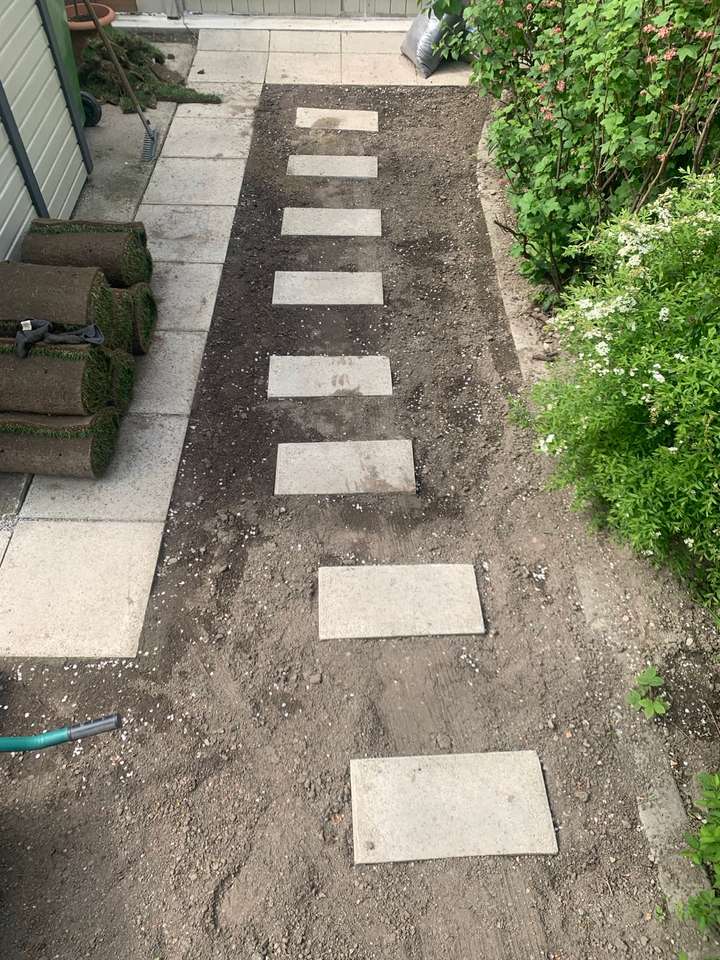 Trittsteinplatten in der zukünftigen Rasenfläche