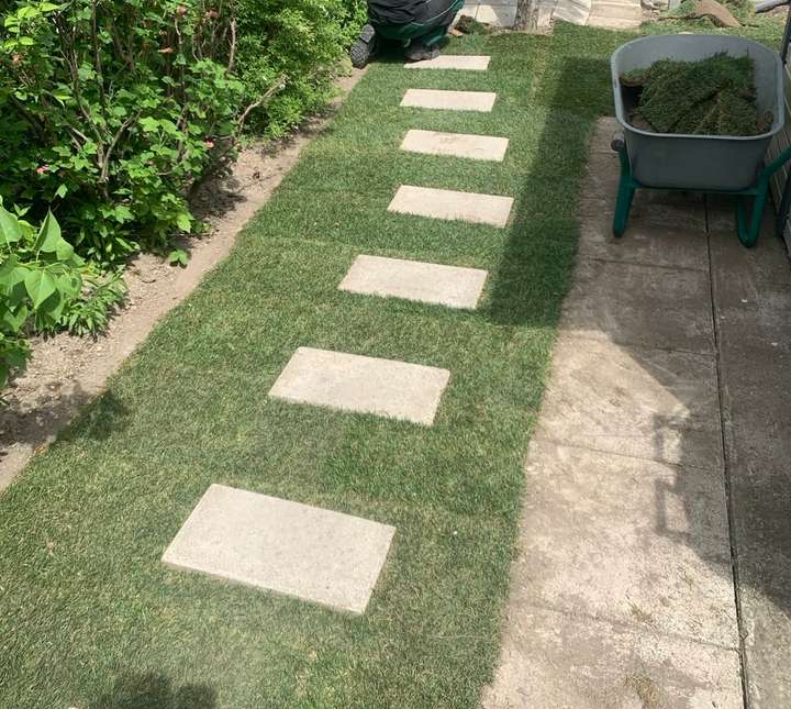 Trittsteinplatten im Rasen